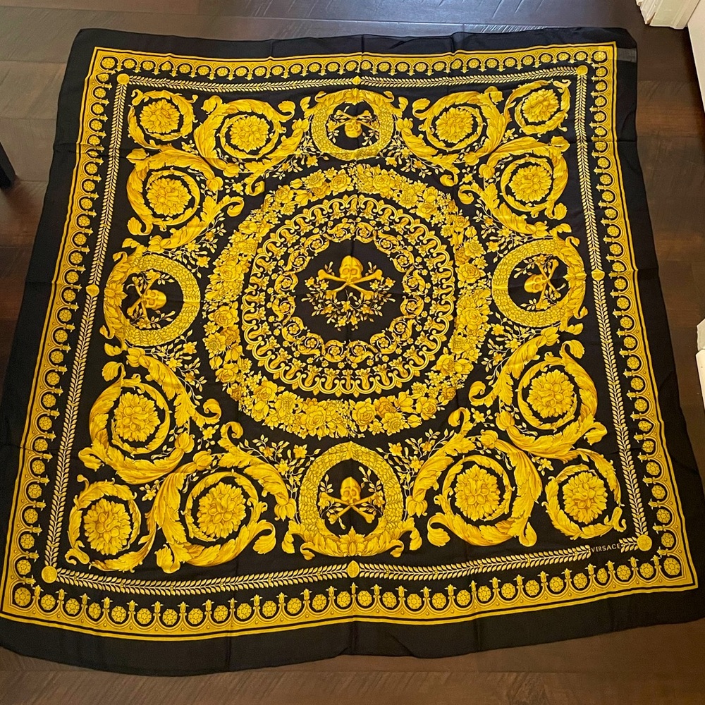 🖤💛NWT *Black and Gold* Versace Printed Scarf/Shawl